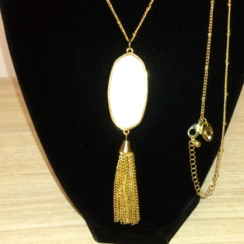 Charming Charlie long goldtone knotted chain lobster clasp,pendant and tassel